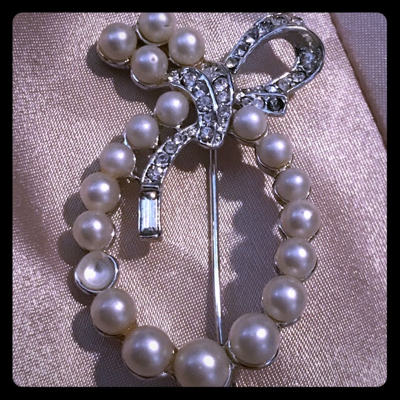 Vintage pearl & crystal brooch pin